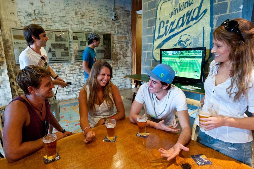 Surry Hills Bounce Sydney旅舍 外观 照片 A group of people drinking in a bar